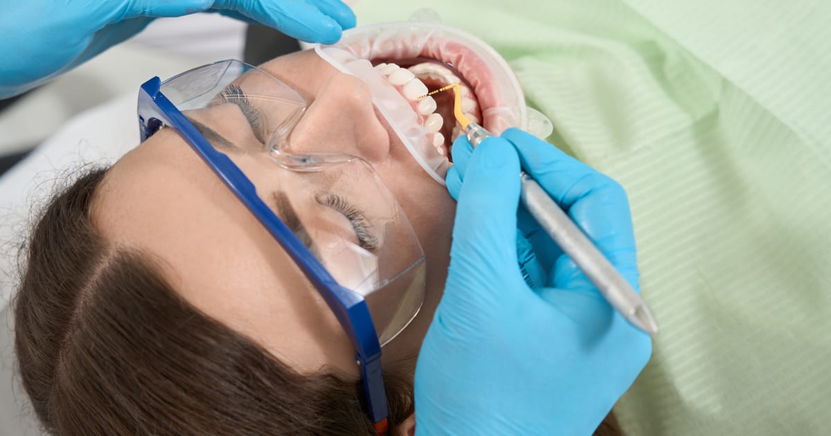 Prevenirea Tartrului și Impactul Asupra Sănătății Orale: Expertiza Dr. Răzvan Badea