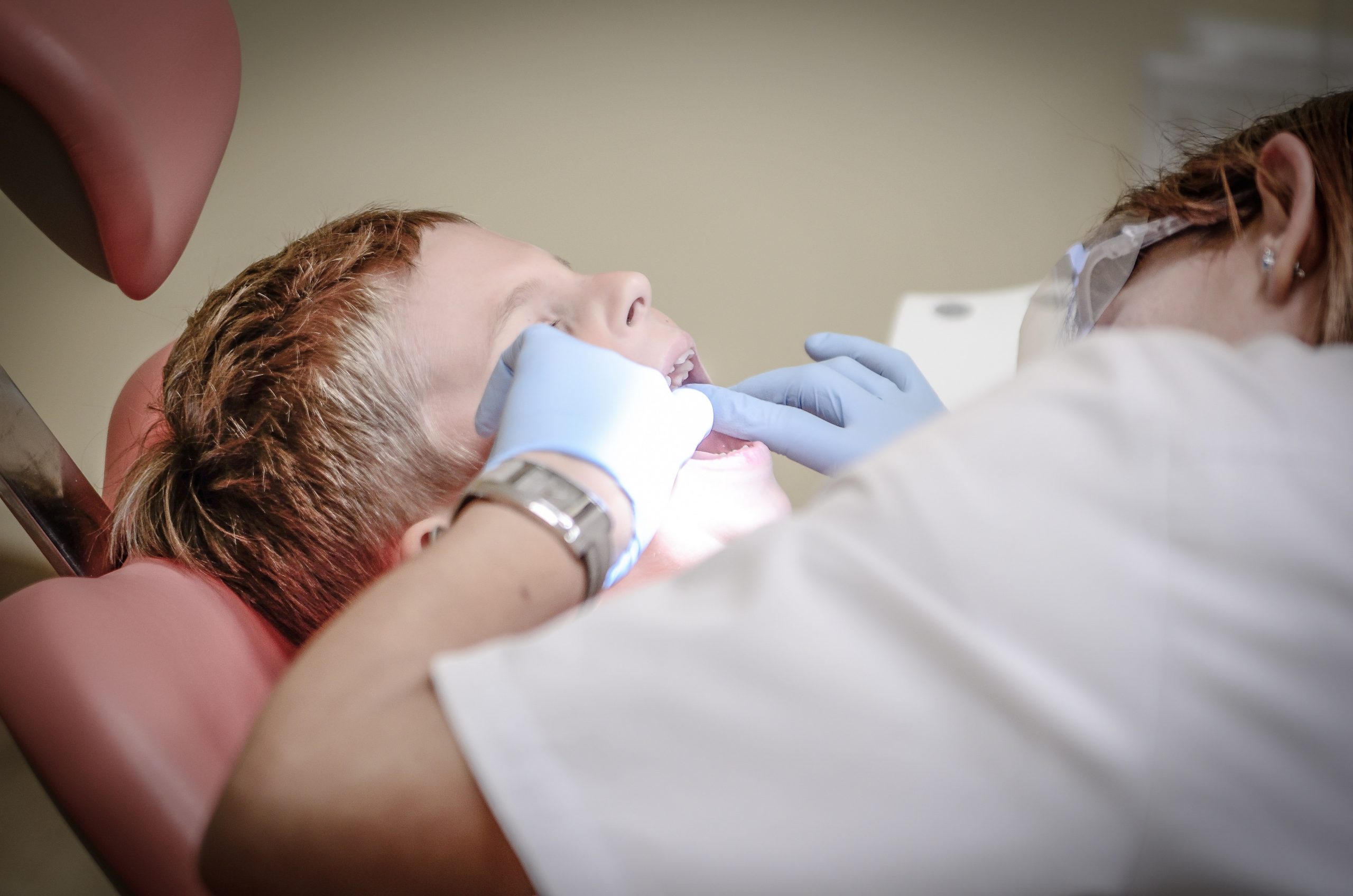 Ața dentară și apa de gură – exponenți ai unei sănătăți orale bune
